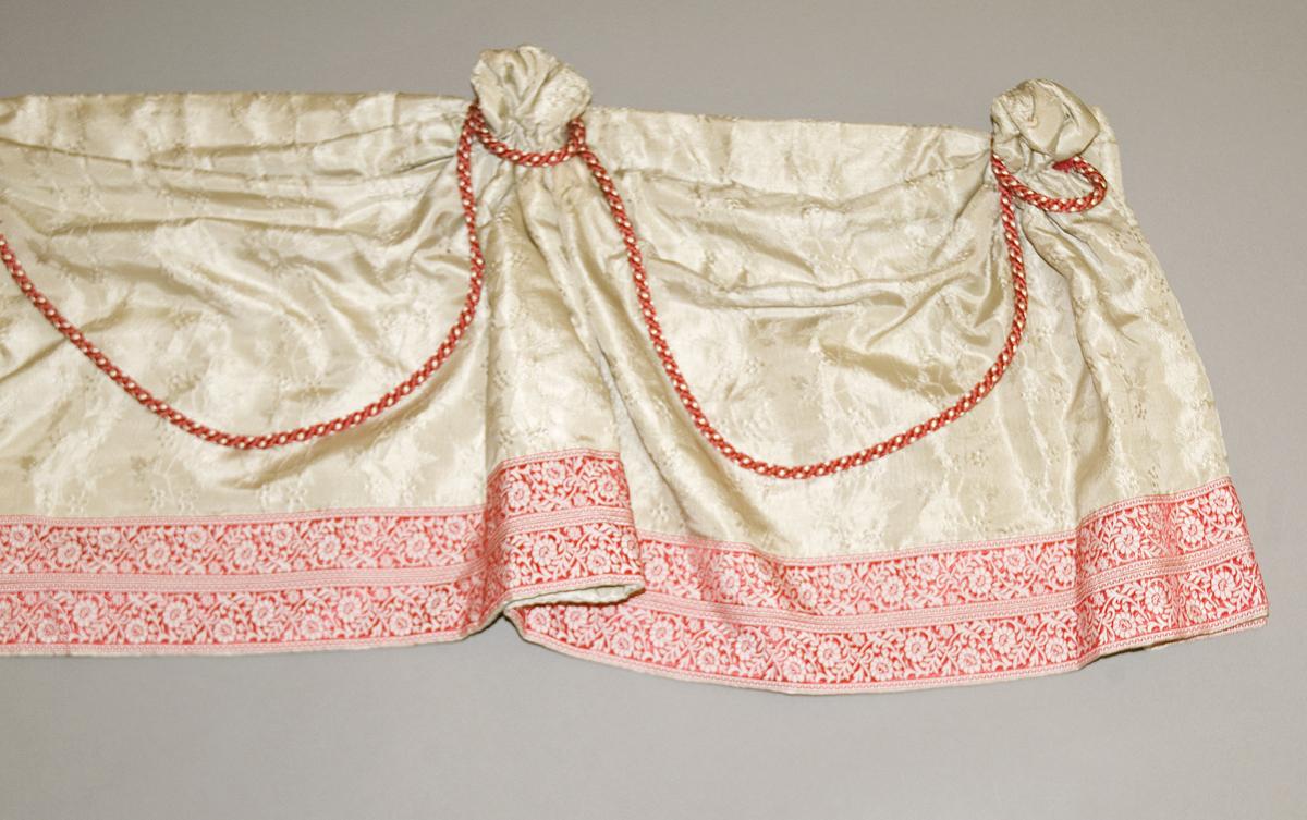 1957.1318.001 C Bed hanging, valance detail