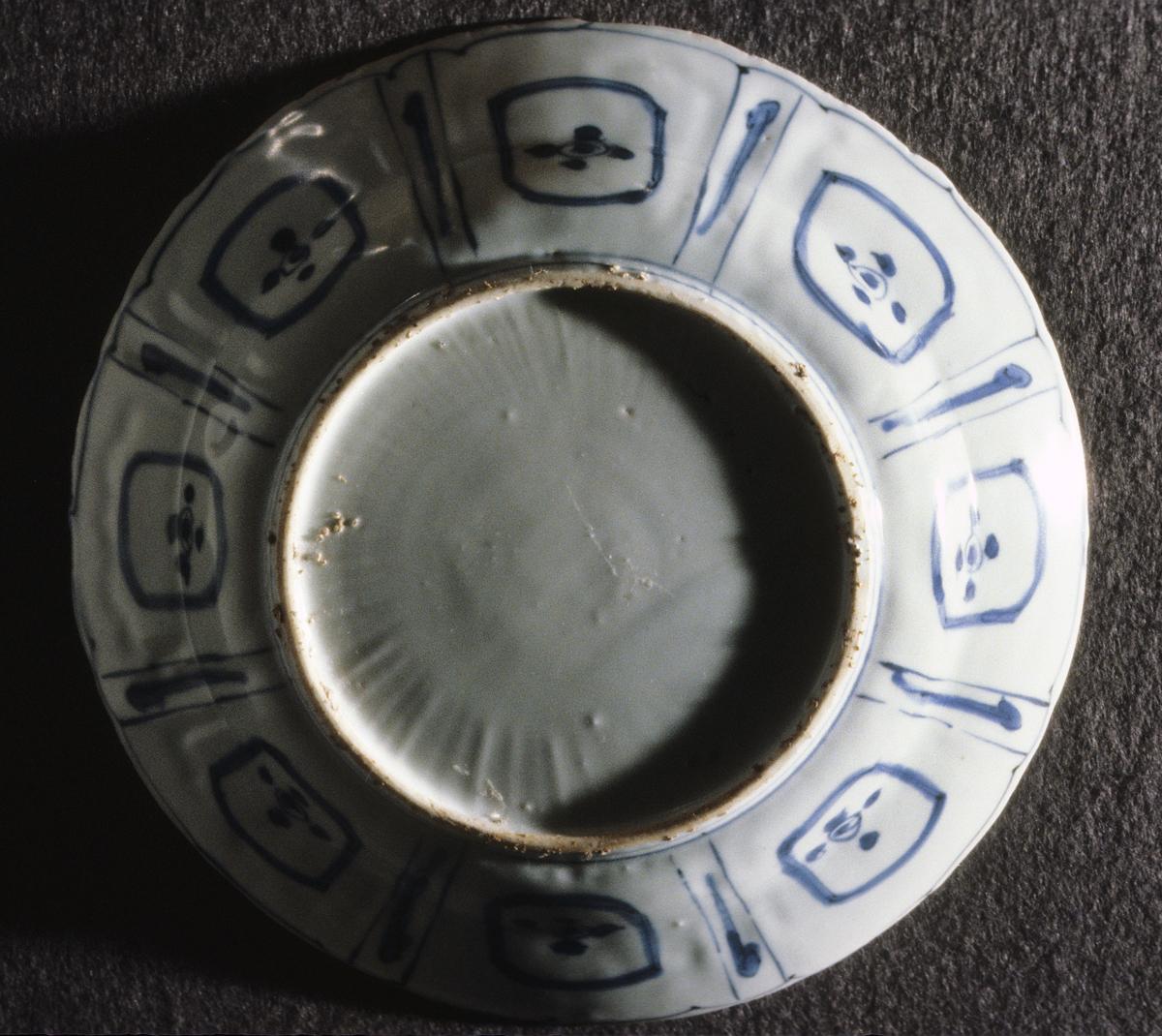 1977.0062 Dish, Verso