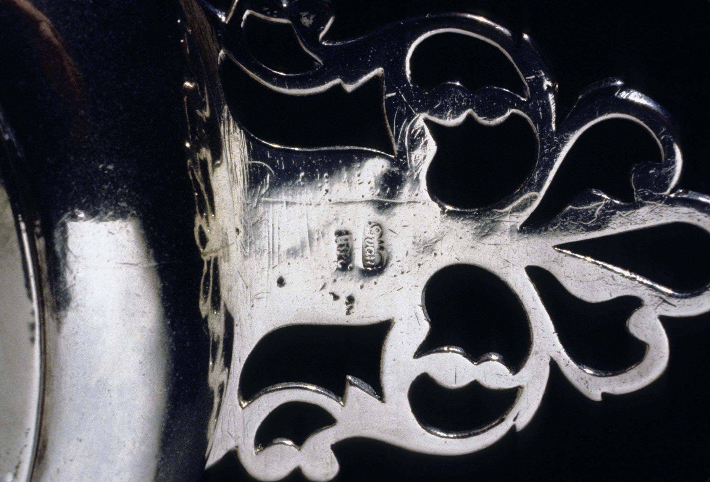 1977.0073 Porringer, detail 1