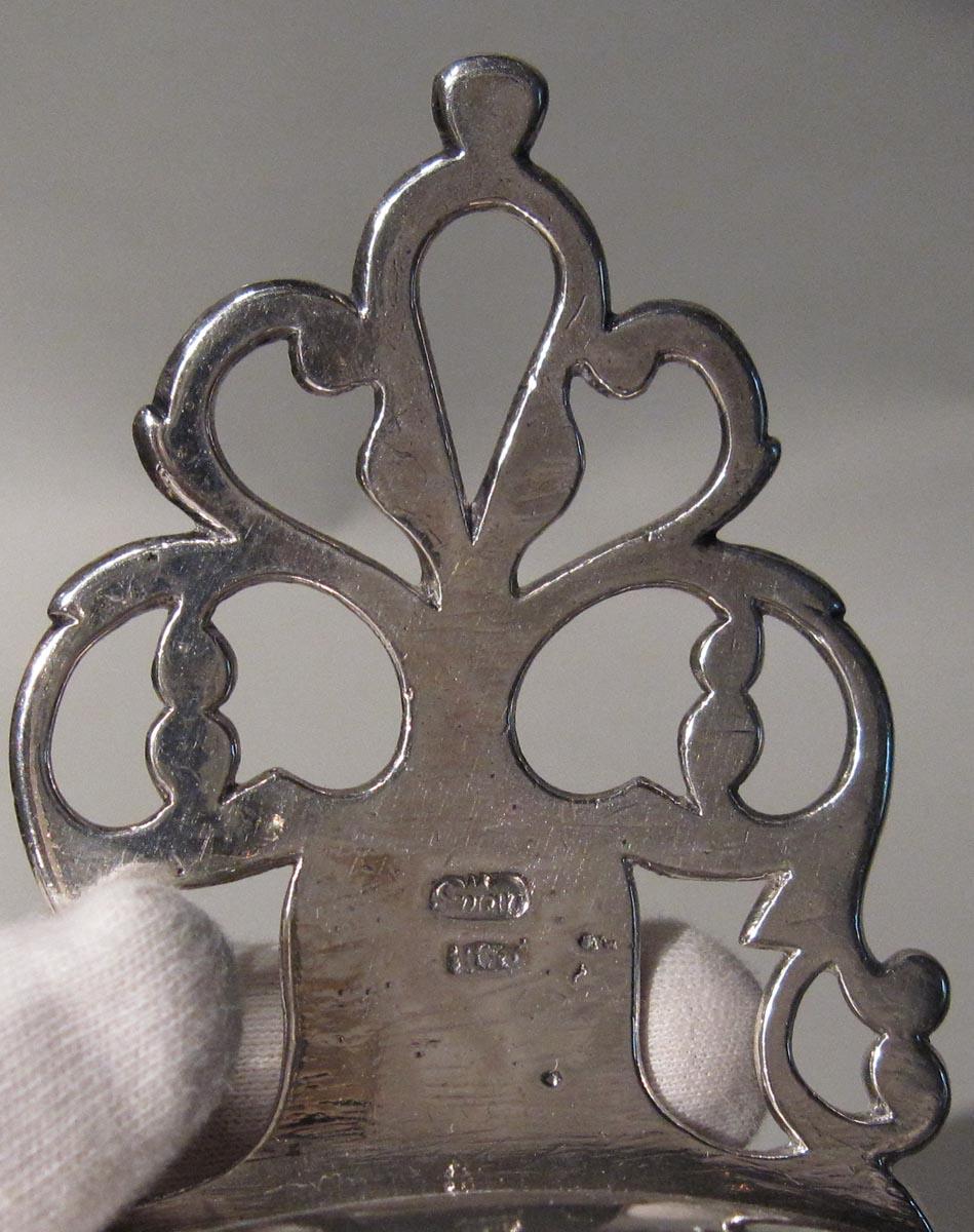 1977.0073 porringer handle underside marks