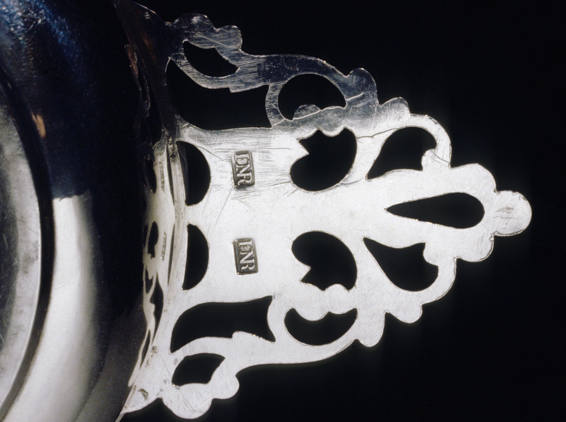 1977.0077 Porringer, detail 1