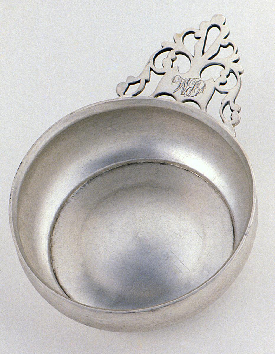 1977.0077 Porringer