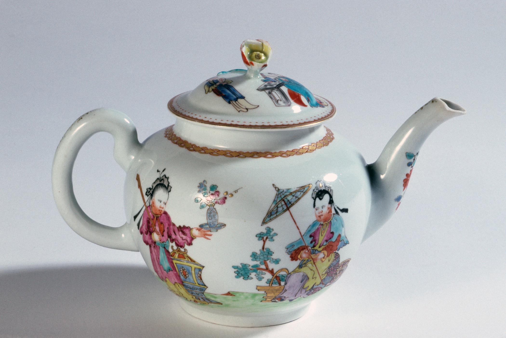 1977.0088 A, B Porcelain teapot (handle left)
