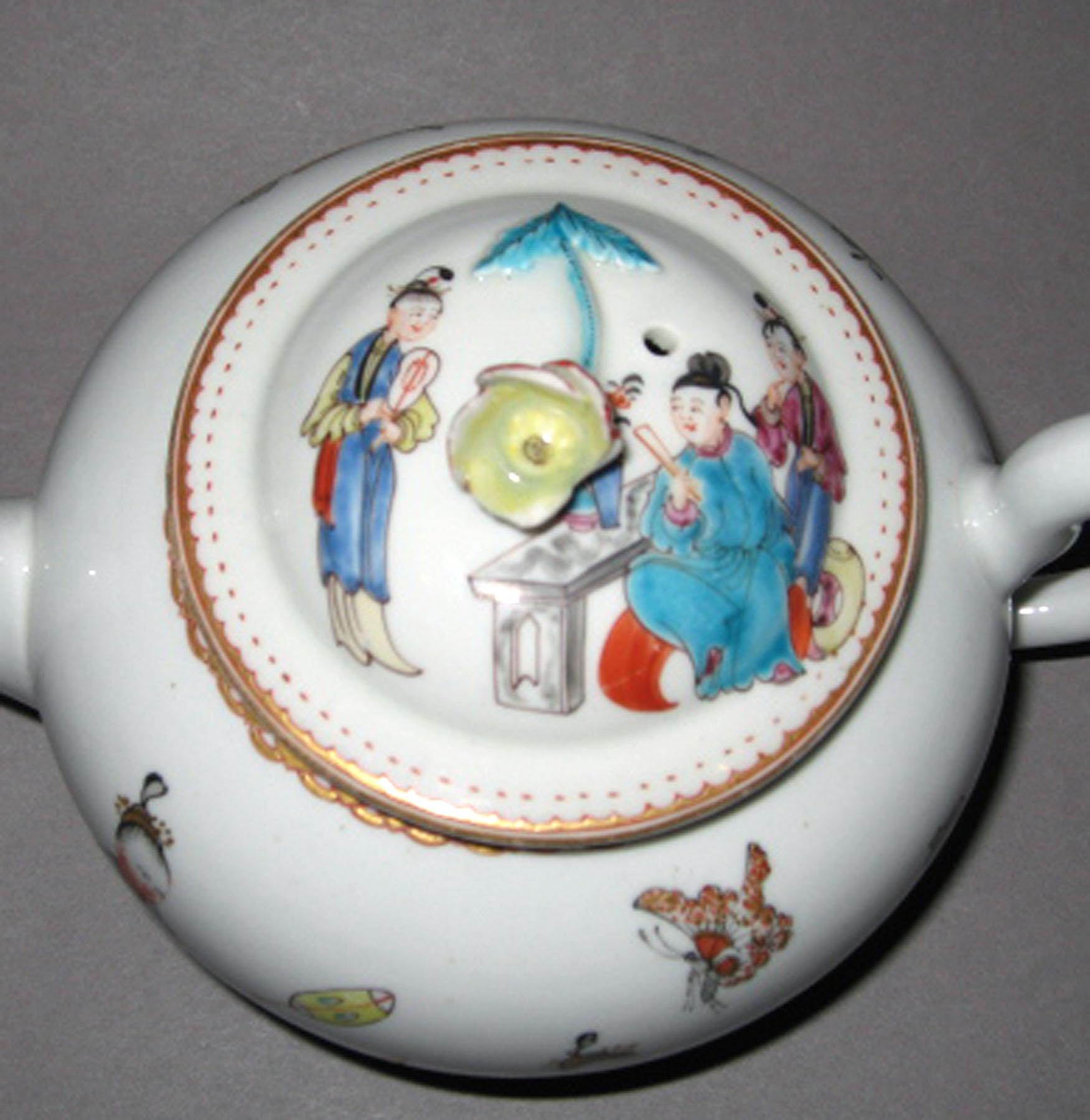 1977.0088 A, B Porcelain teapot (from above)