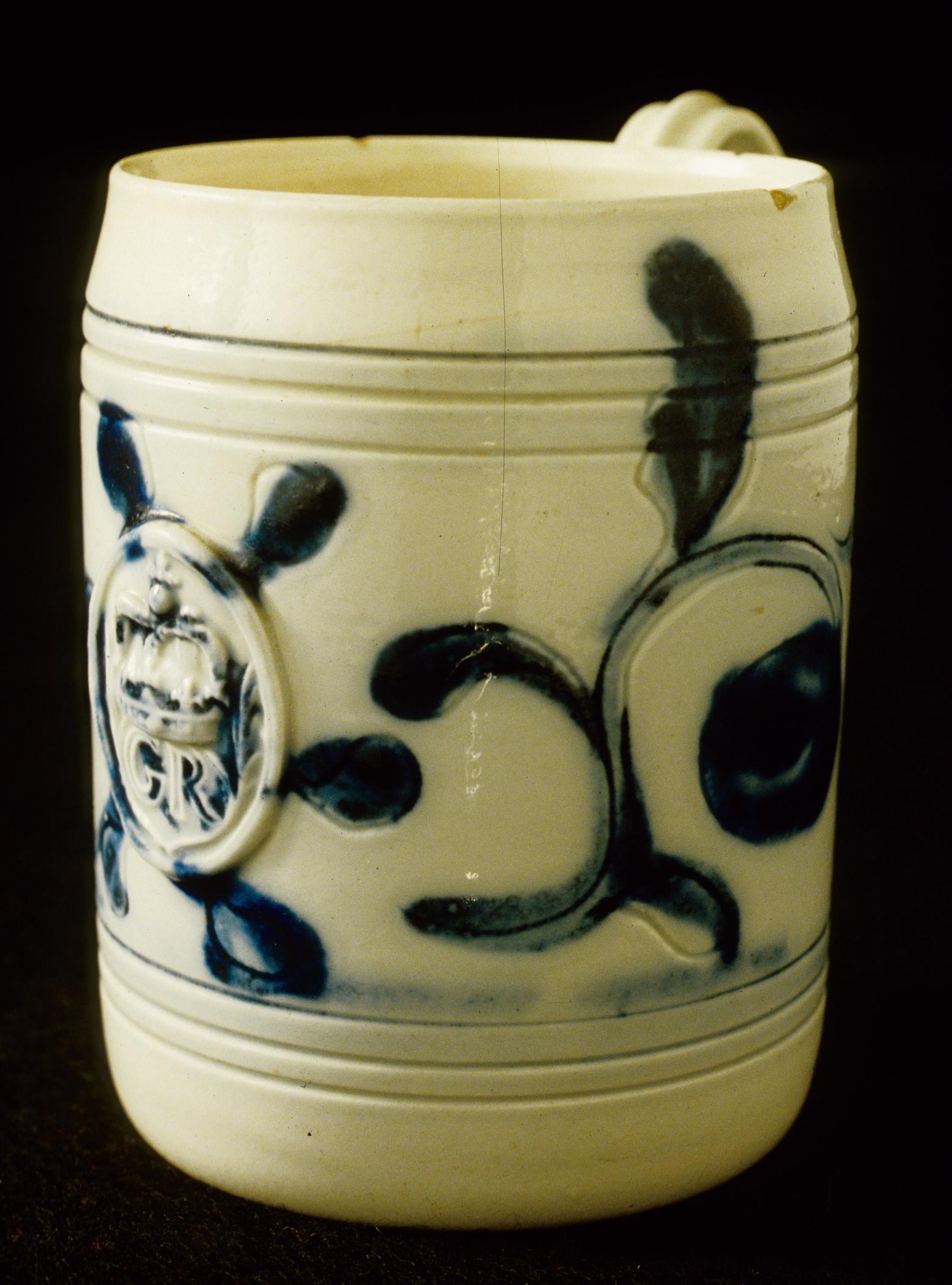 1977.0098 Stoneware mug