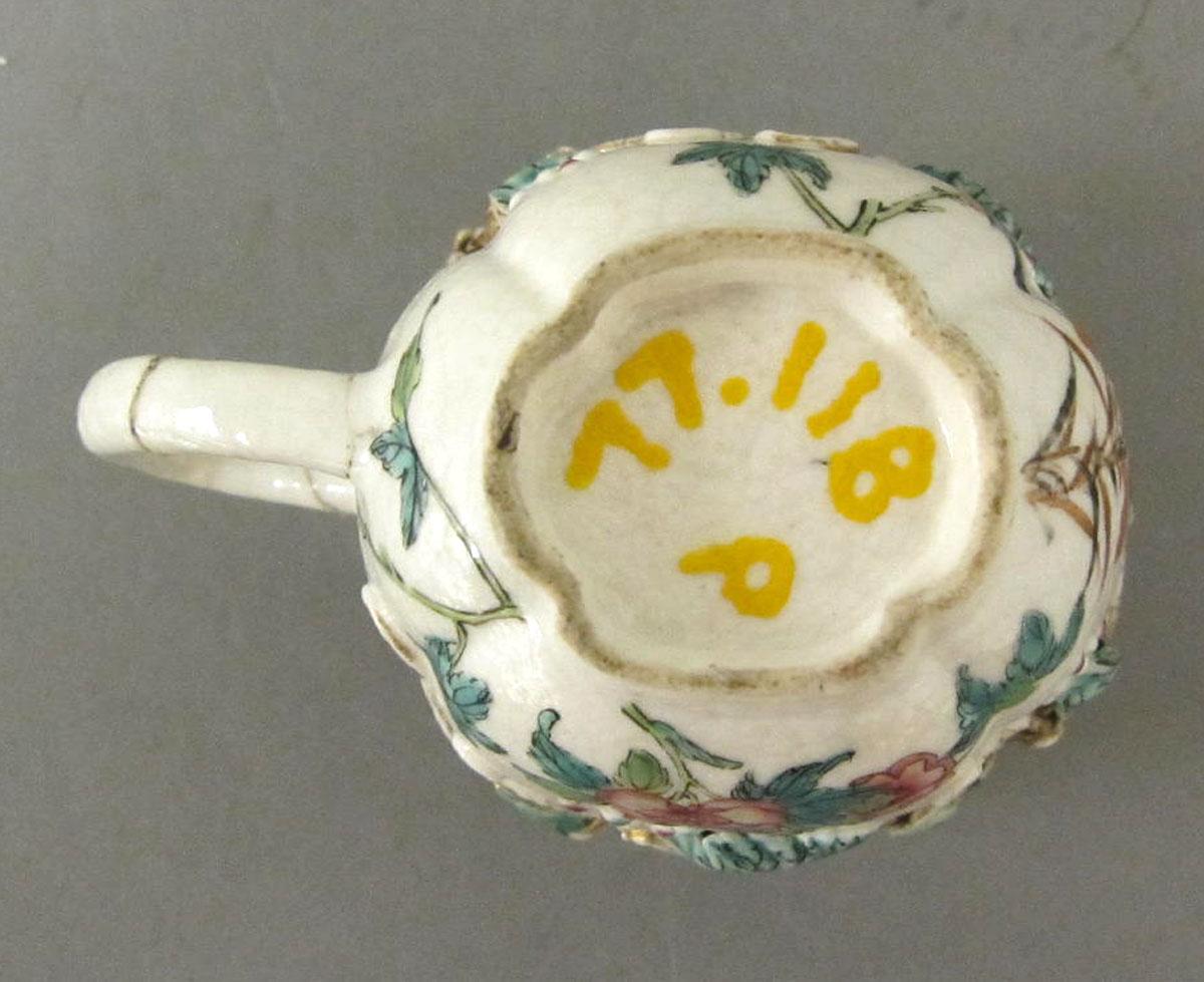1977.0118 A Porcelain cup underside