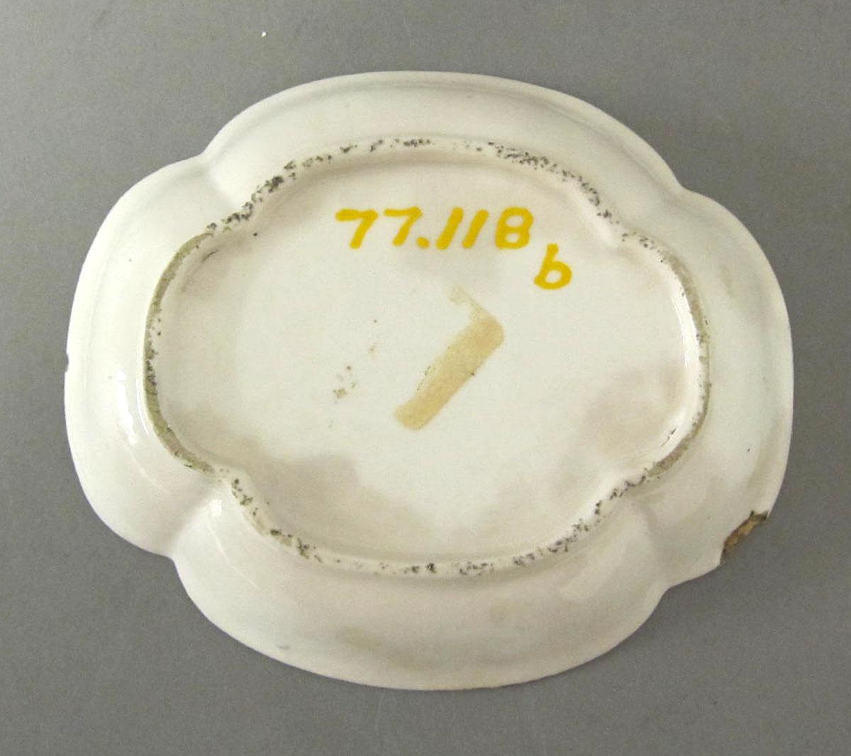 1977.0118 B Porcelain saucer underside