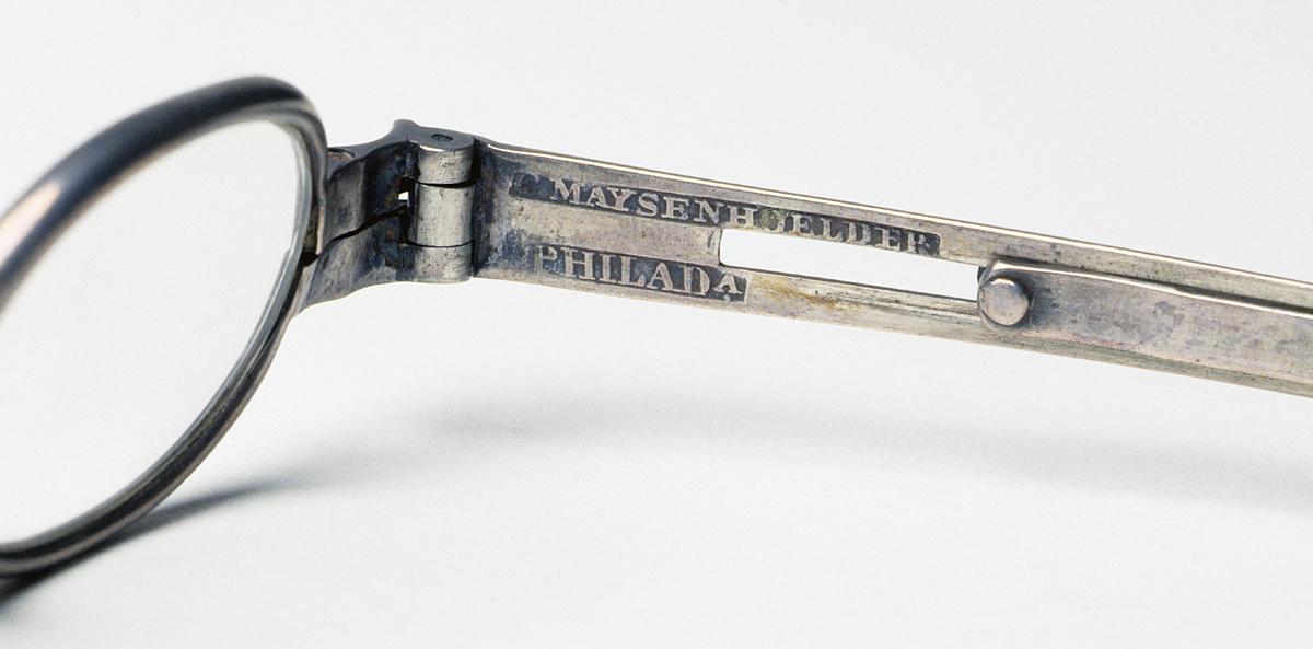 1977.0121 Spectacles, Detail