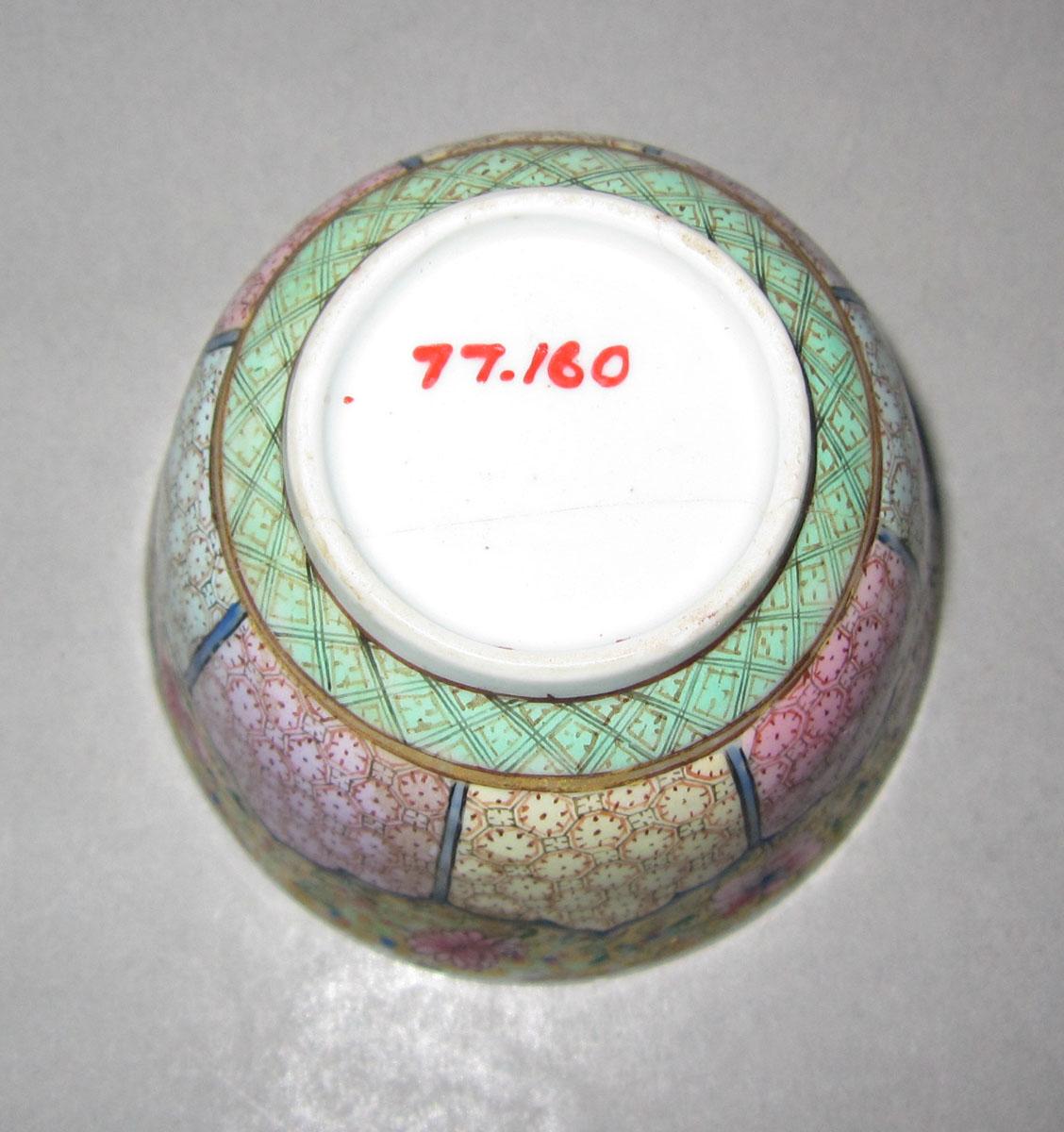1977.0160 Porcelain cup underside