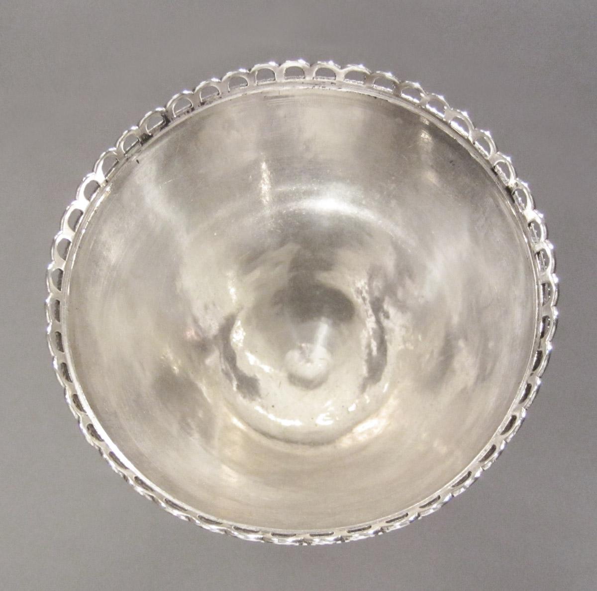 1977.0223 A Sugar bowl, interior