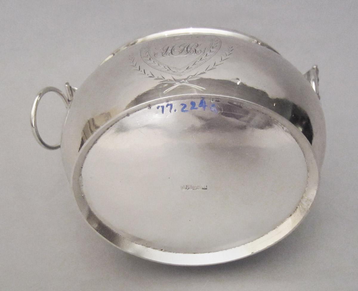 1977.0224 A Sugar bowl, underside