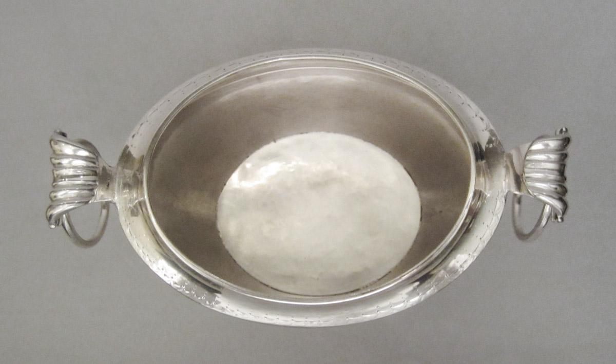1977.0224 A Sugar bowl, interior