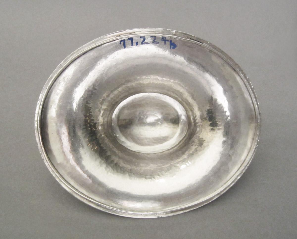 1977.0224 B Sugar bowl, lid, underside