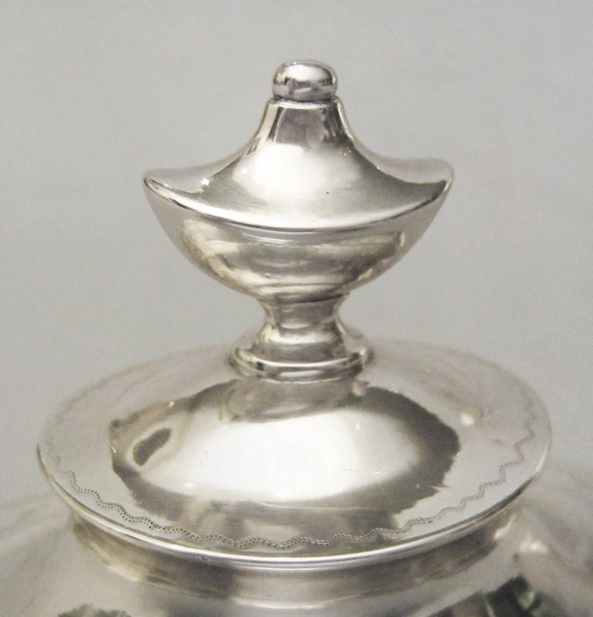 1977.0224 B Sugar bowl, lid, detail