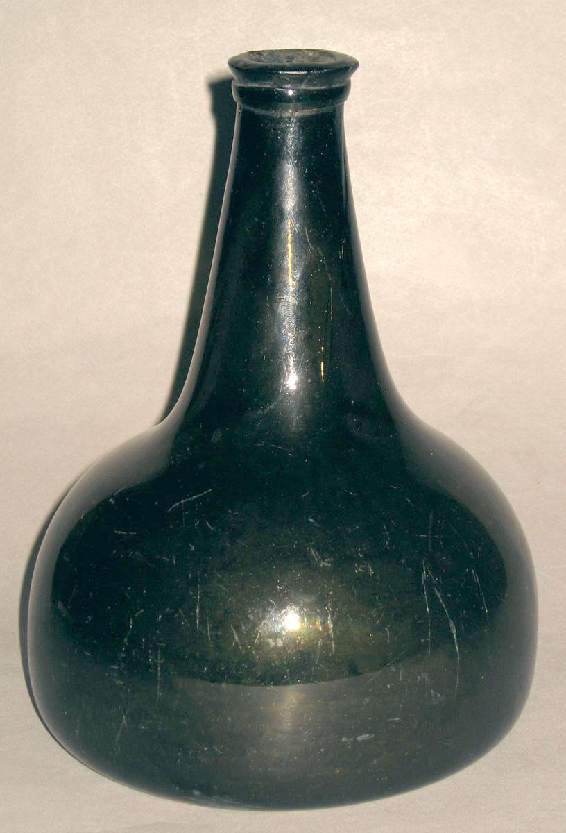 1977.0612 Glass bottle