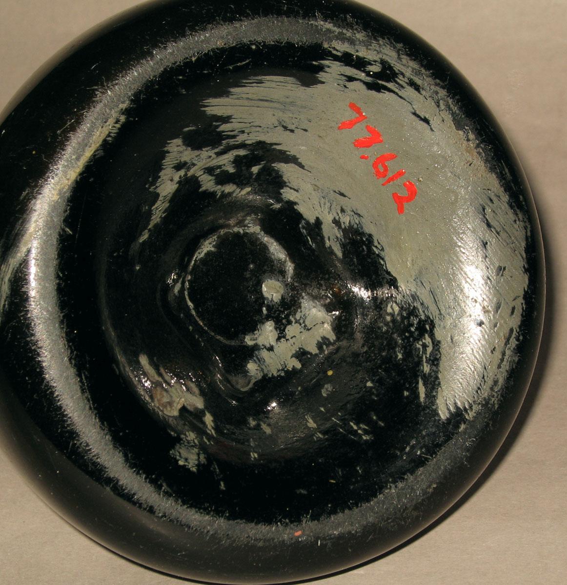 1977.0612 Glass bottle (underside)