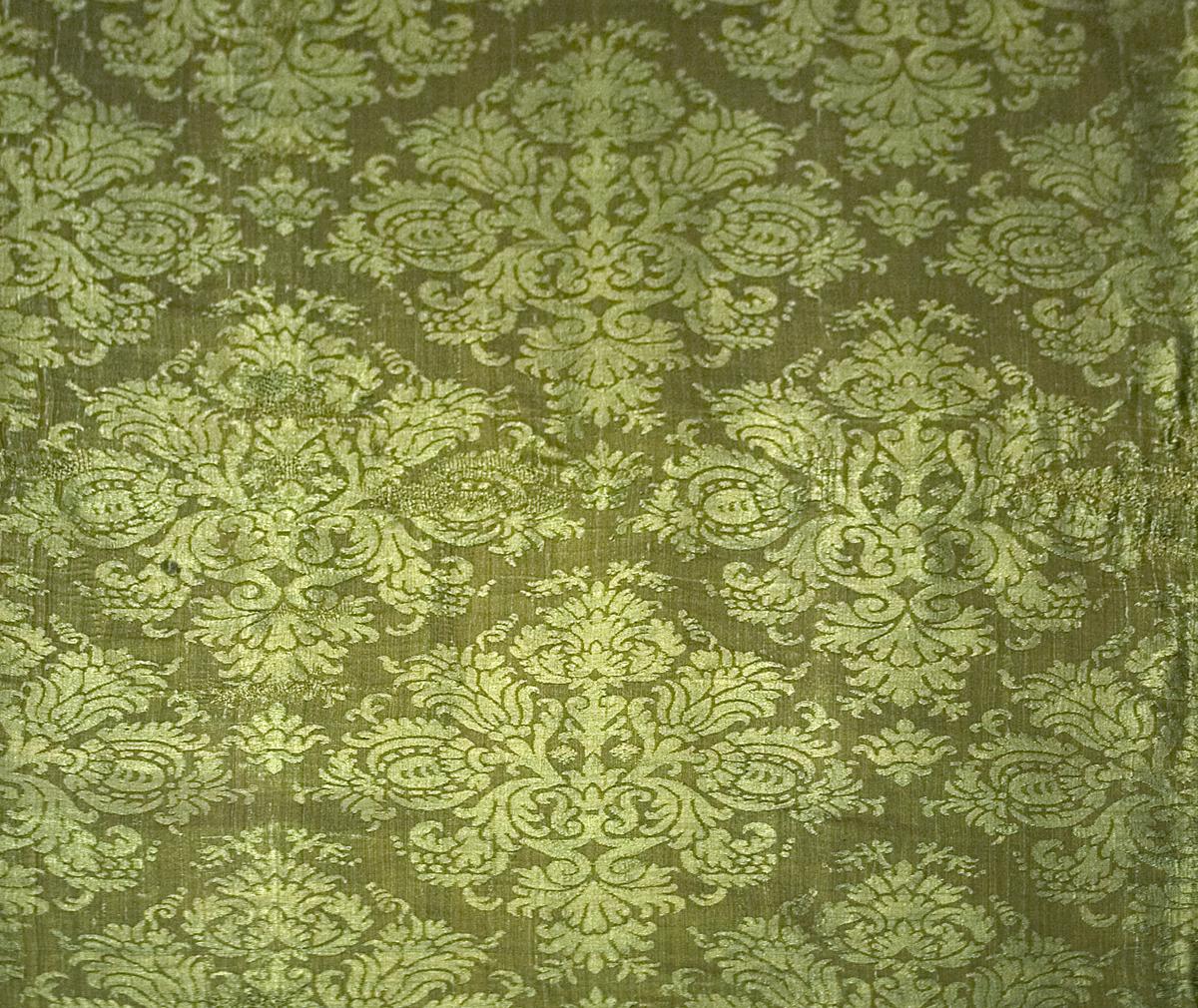 1957.1326.004 B Window Hanging, Side Curtain, Pattern Repeat - Oblique View