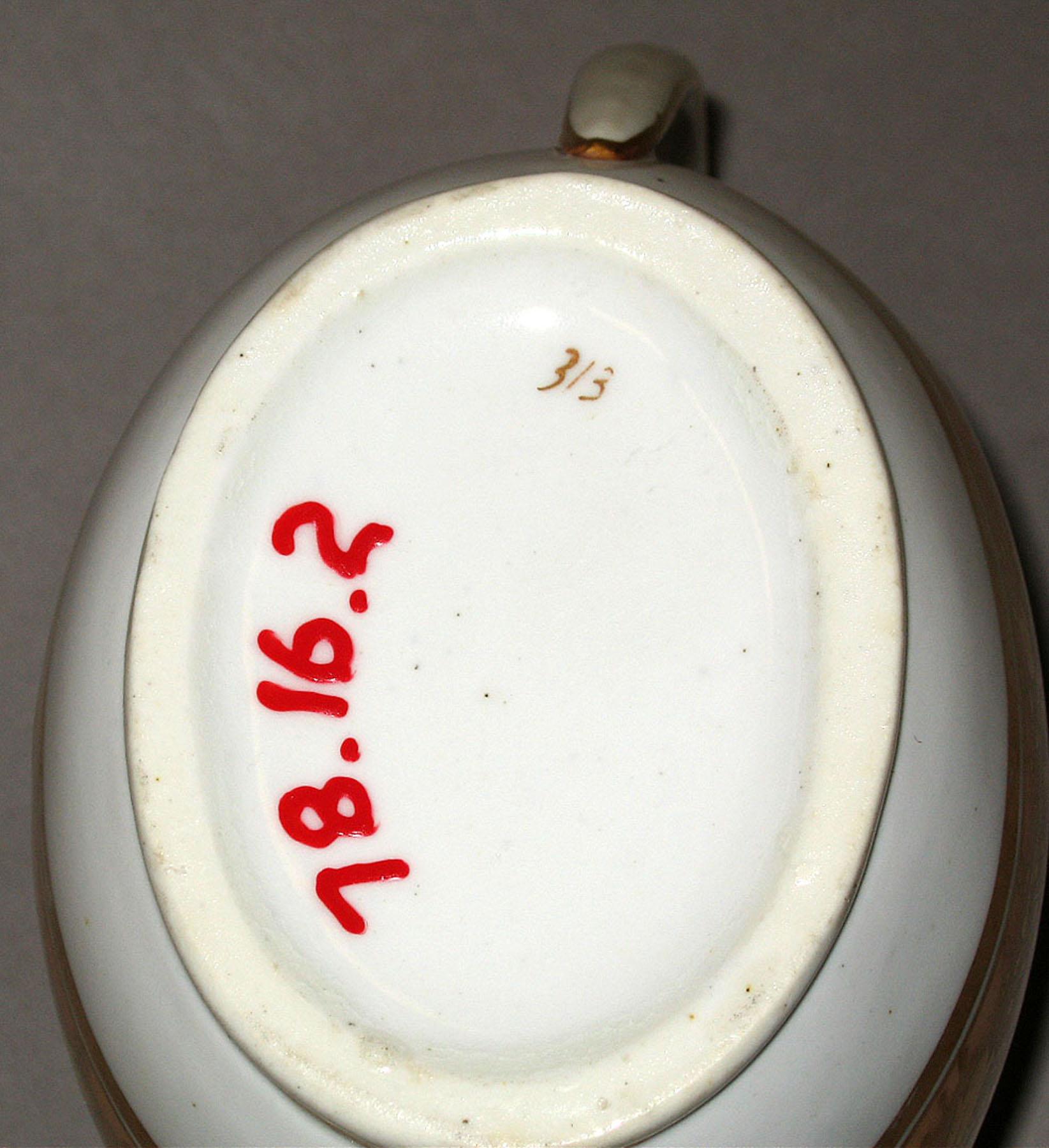 1978.0016.002 Bone-china cream pot (underside)