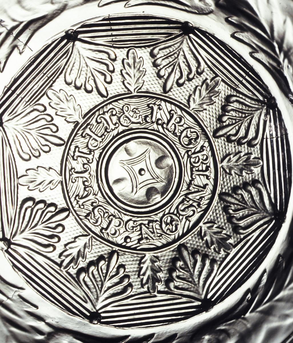 1978.0042 Colorless nonlead glass plate, Detail