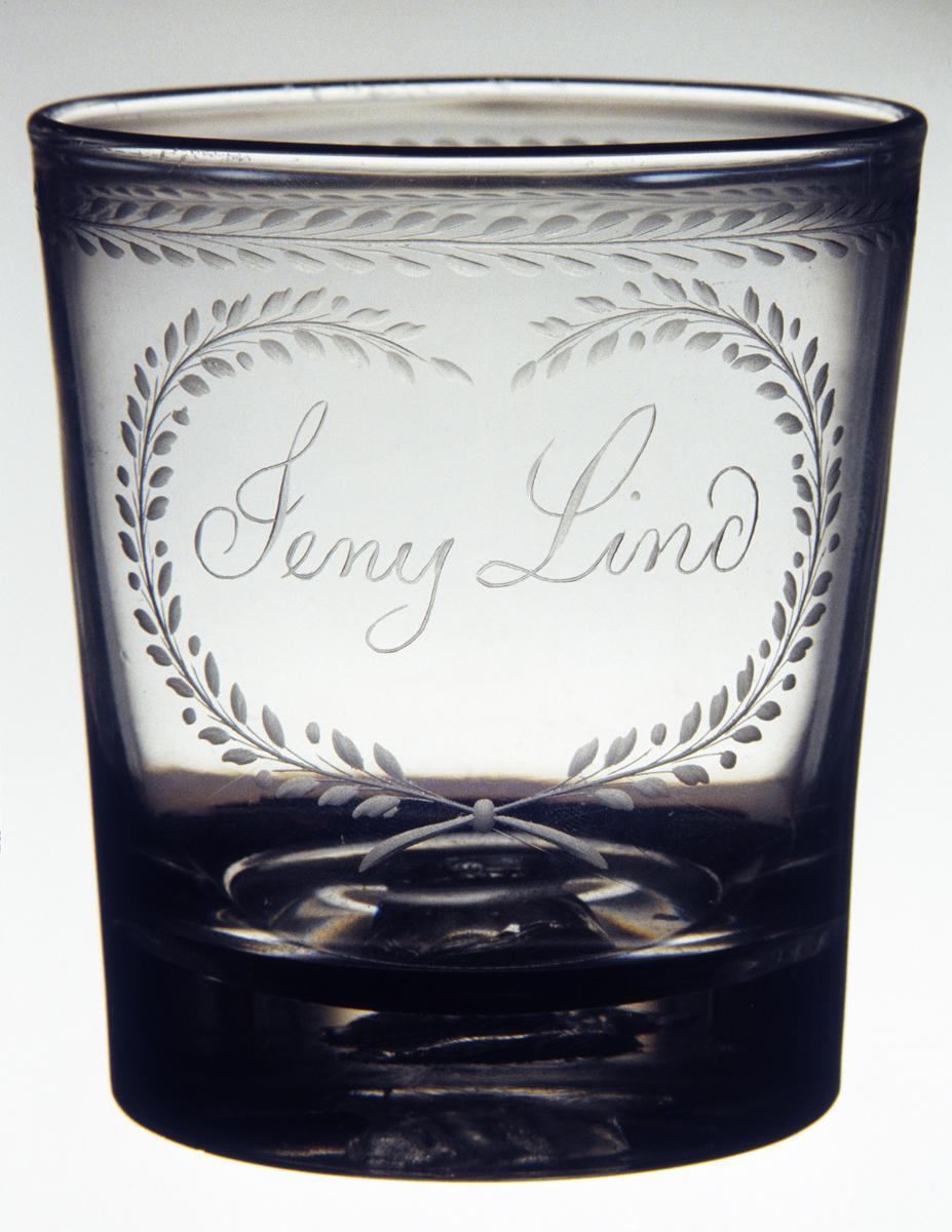 1978.0043 Colorless glass tumbler with sulphide portrait