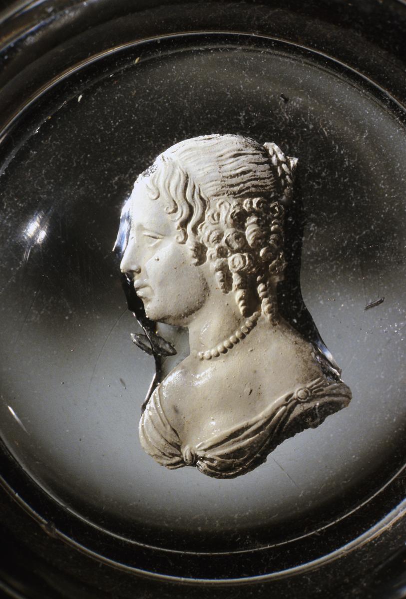 1978.0043 Glass, Portrait Detail