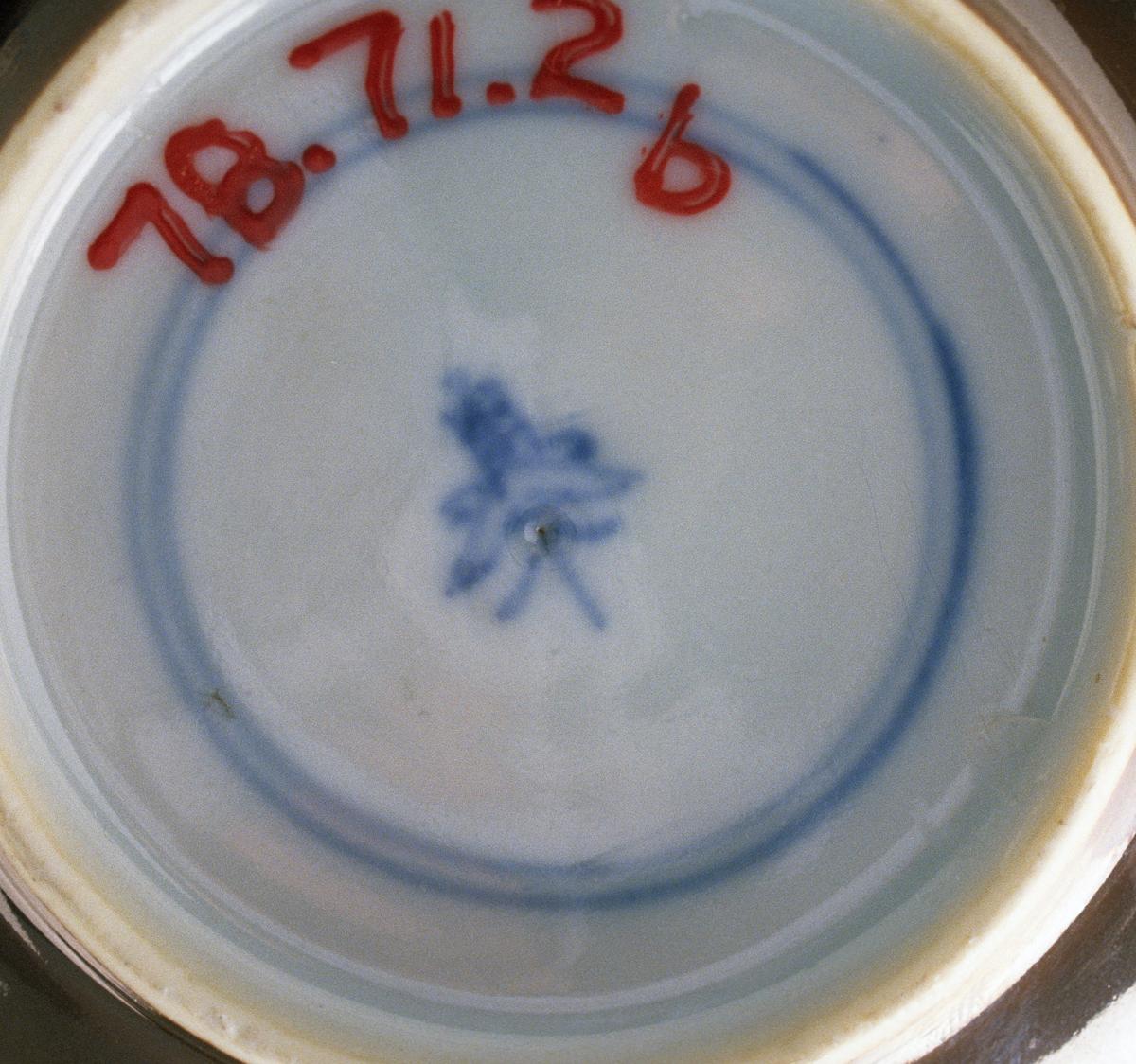 1978.0071.002 B Saucer, Underside