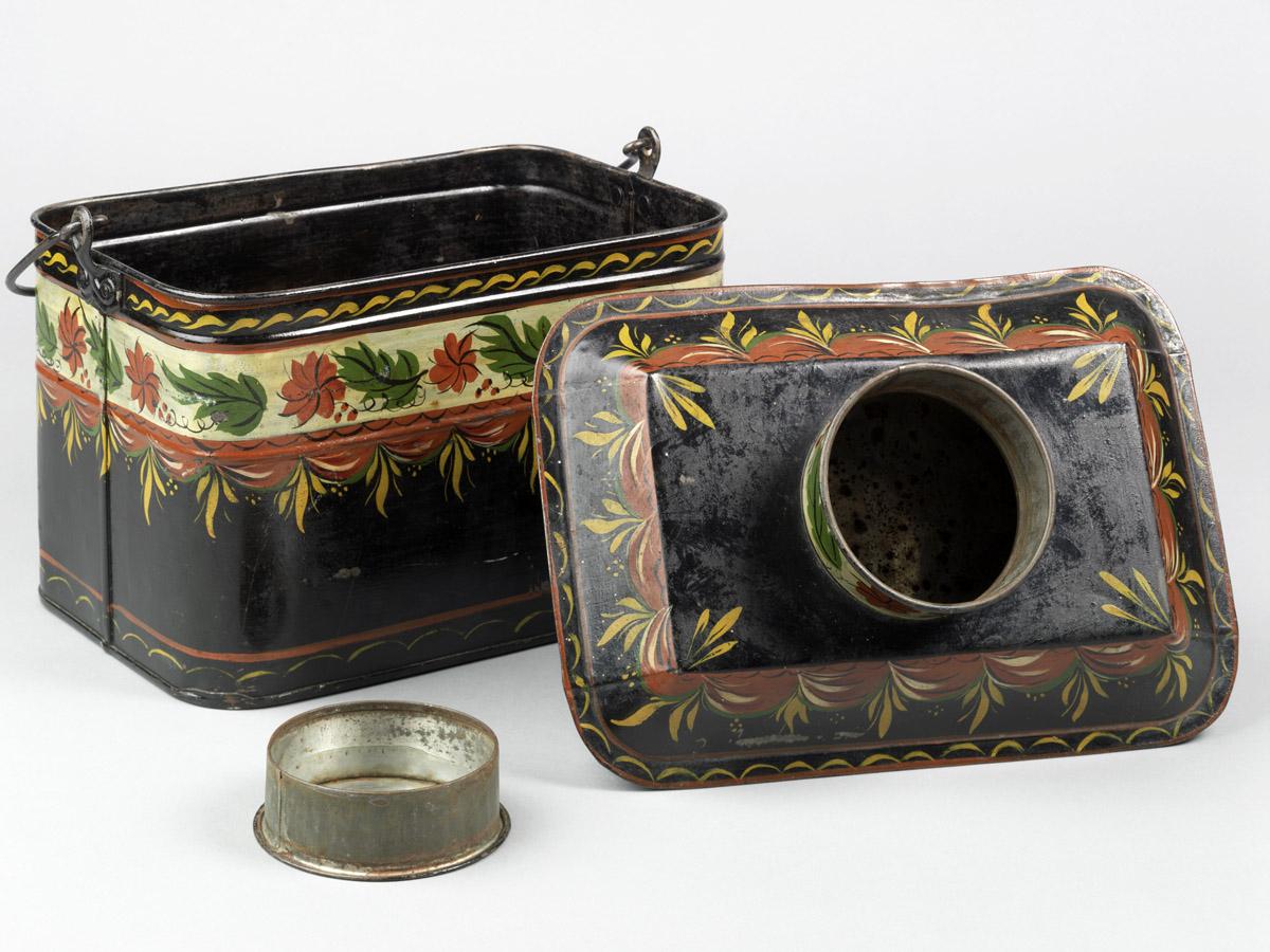 1978.0076 Lunch box (open)