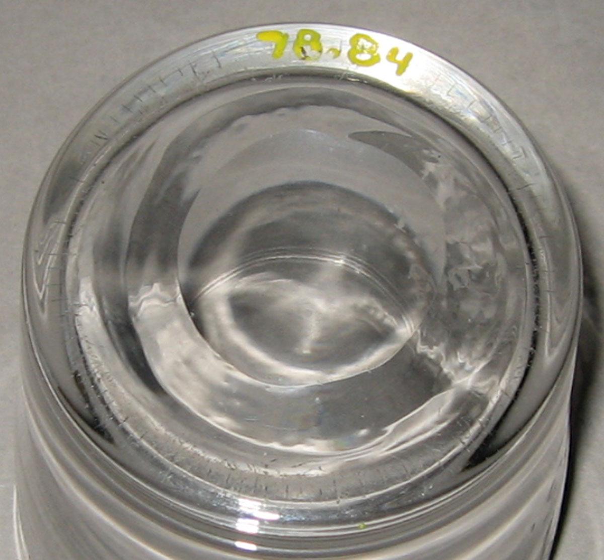 1978.0084 Colorless glass tumbler (underside)