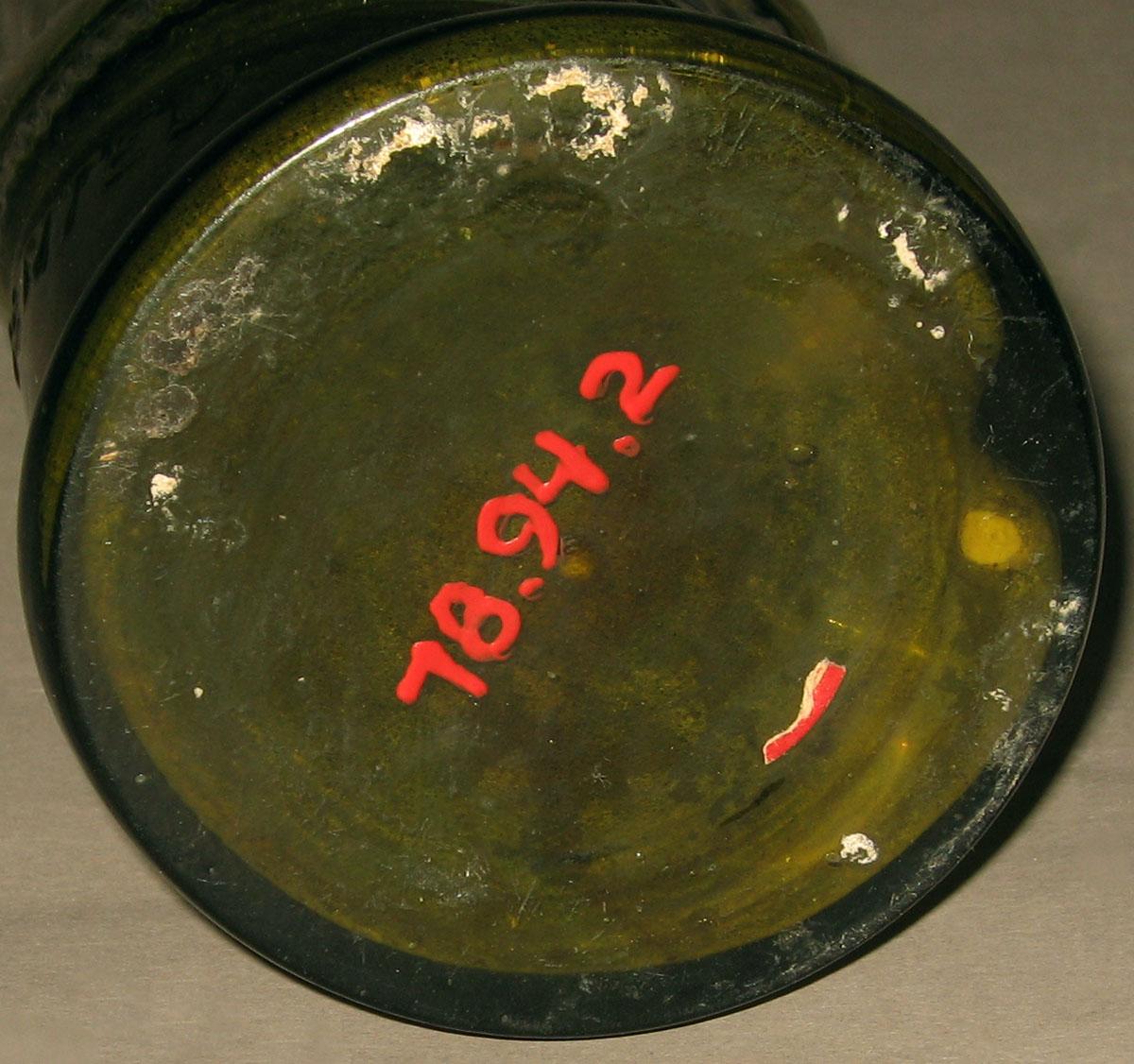 1978.0094.002 Glass bottle (underside)