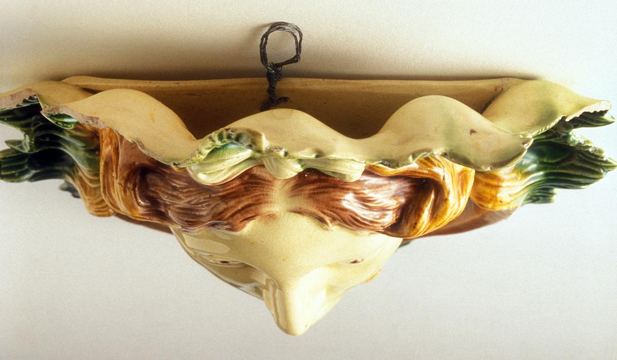 1978.0105.002 Flower container, top view