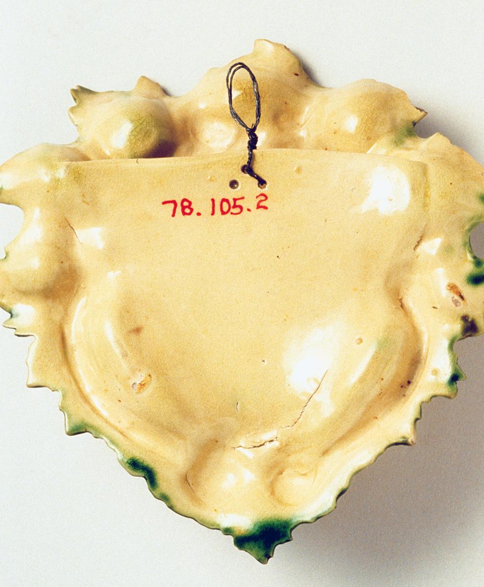1978.0105.002 Flower container, verso