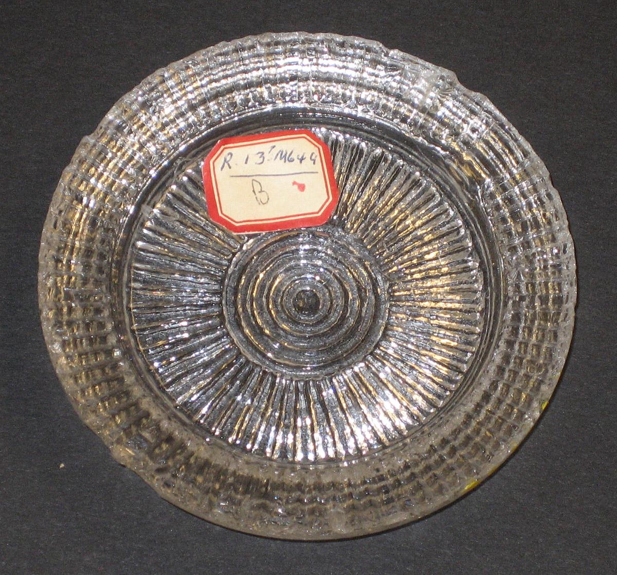 1978.0125.001 Glass cup plate