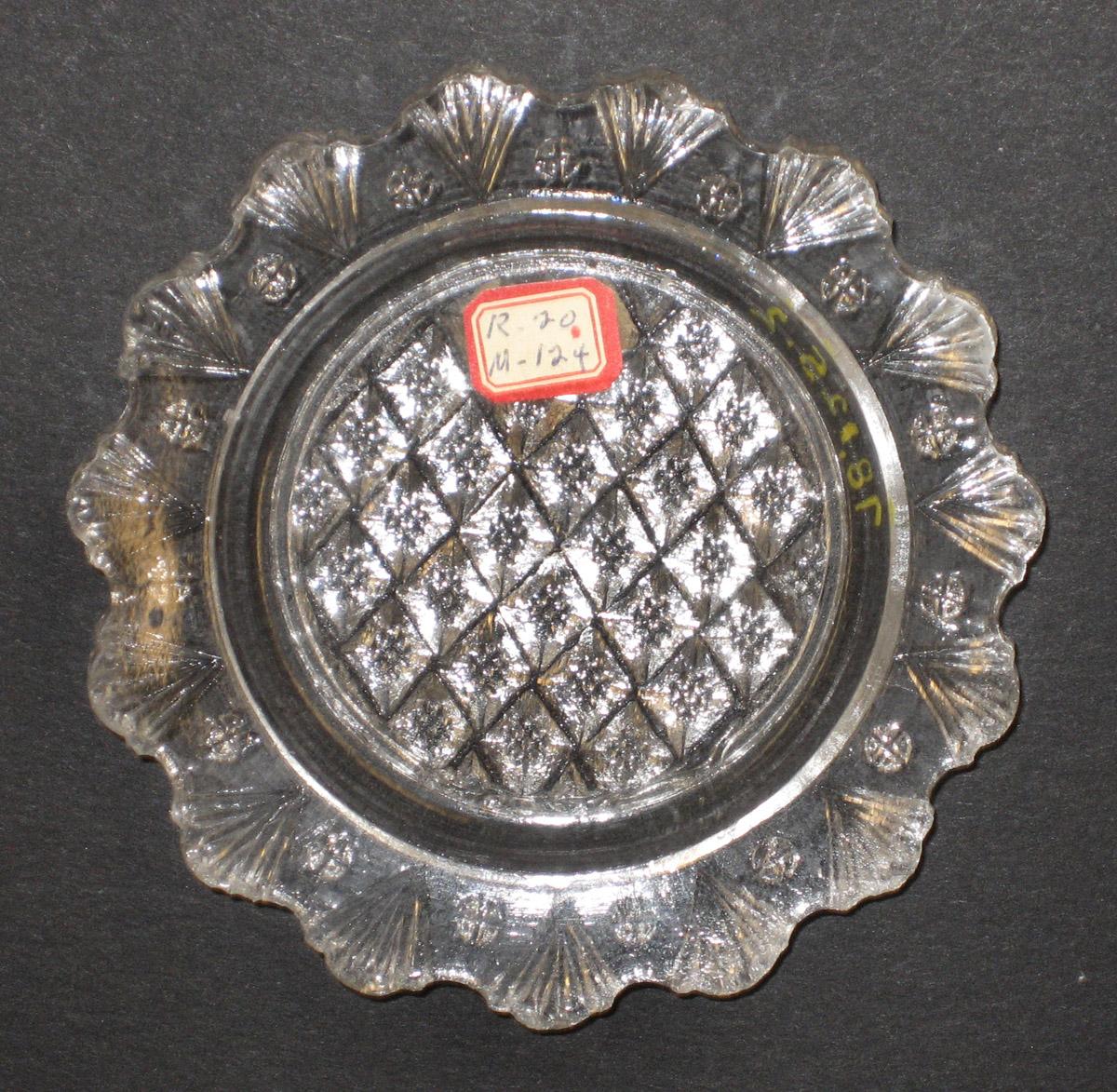 1978.0125.002 Glass cup plate