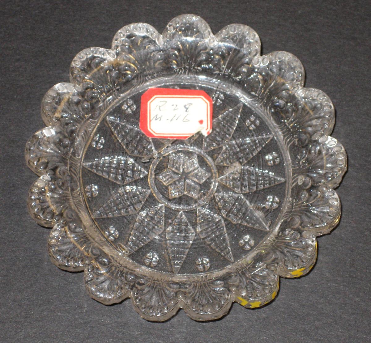 1978.0125.005 Glass cup plate