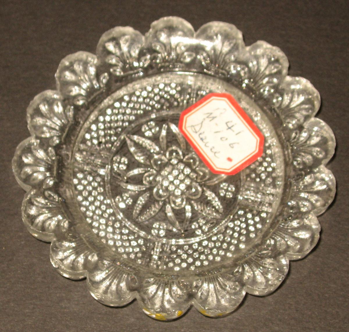 1978.0125.006 Glass cup plate