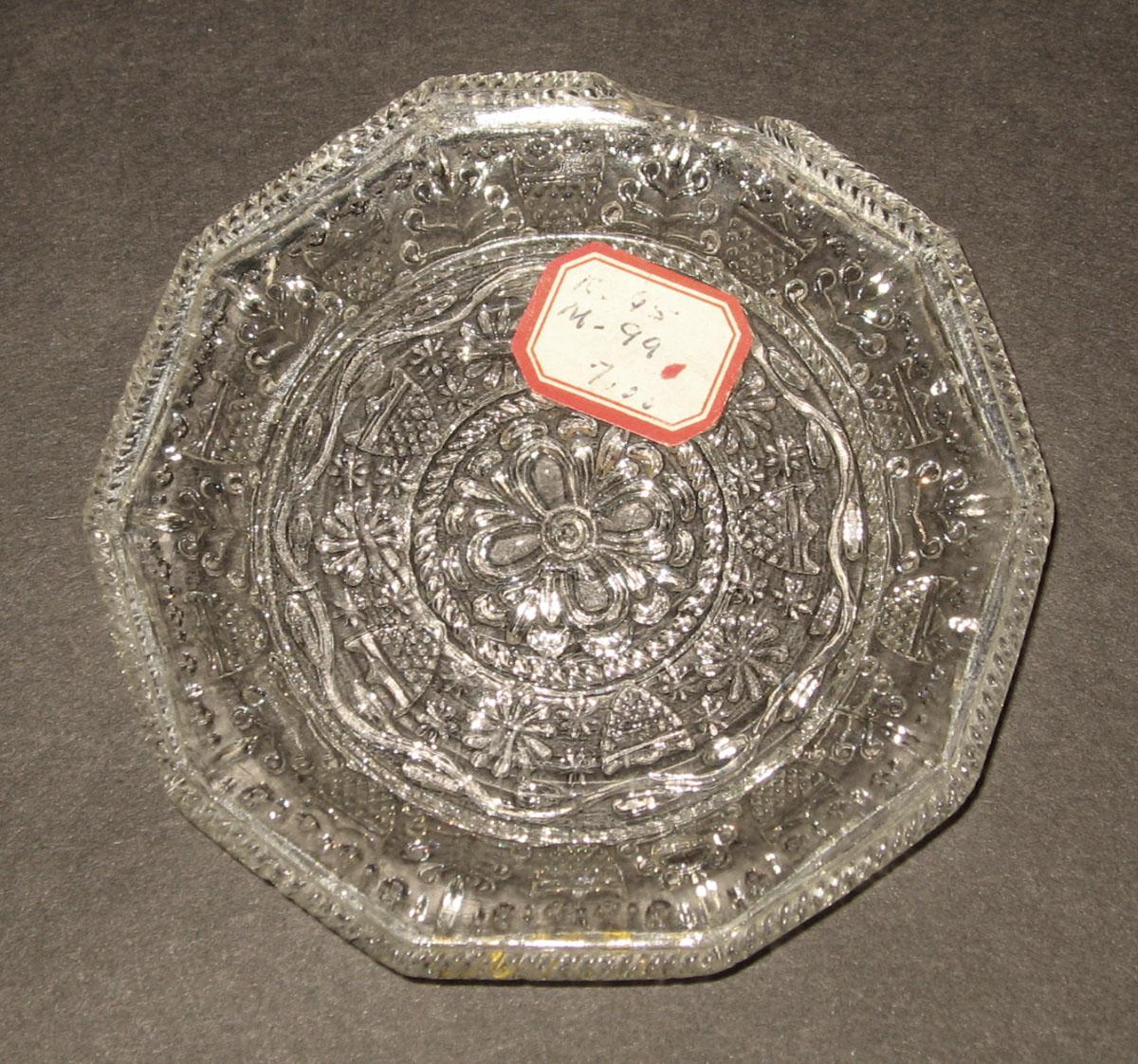 1978.0125.007 Glass cup plate
