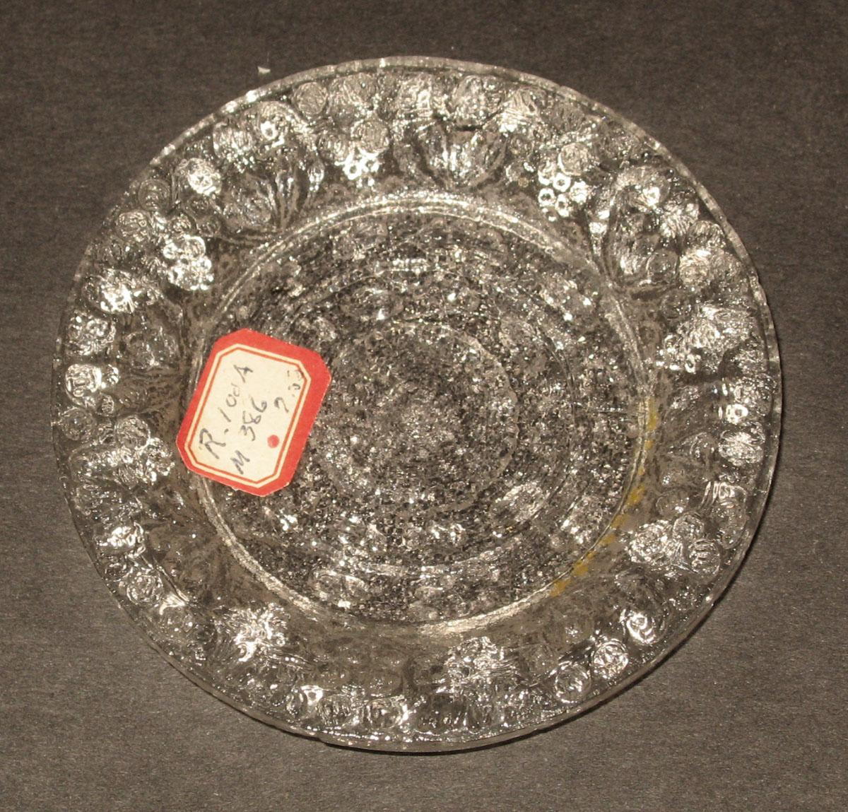 1978.0125.011 Glass cup plate