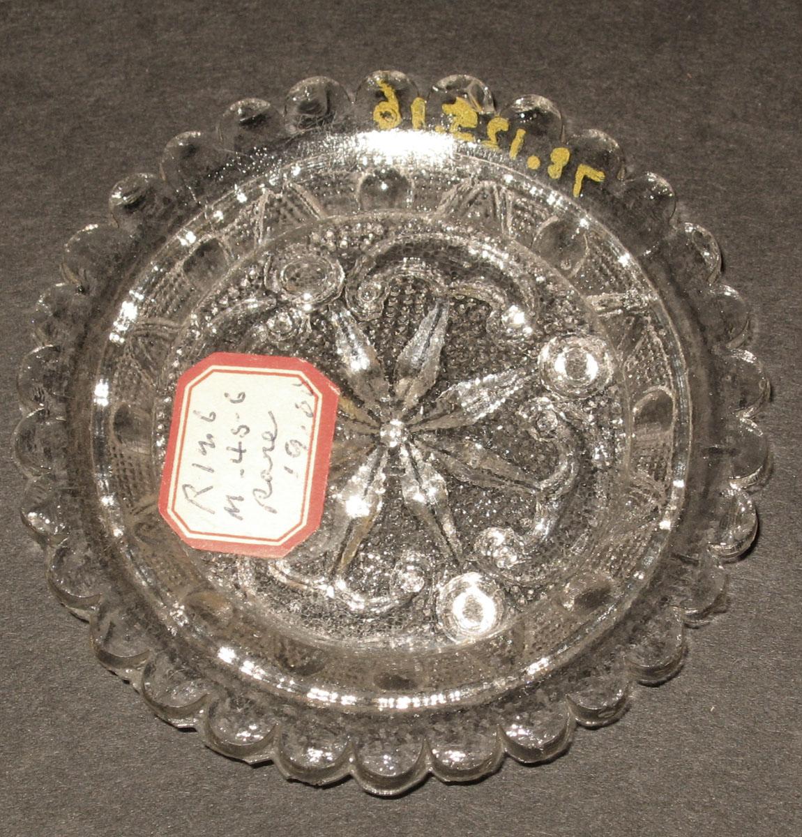 1978.0125.016 Glass cup plate