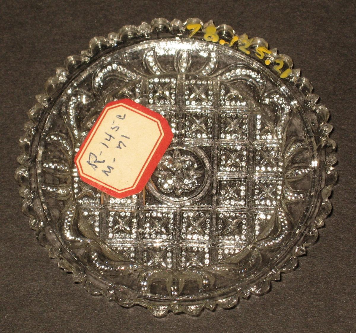 1978.0125.021 Glass cup plate