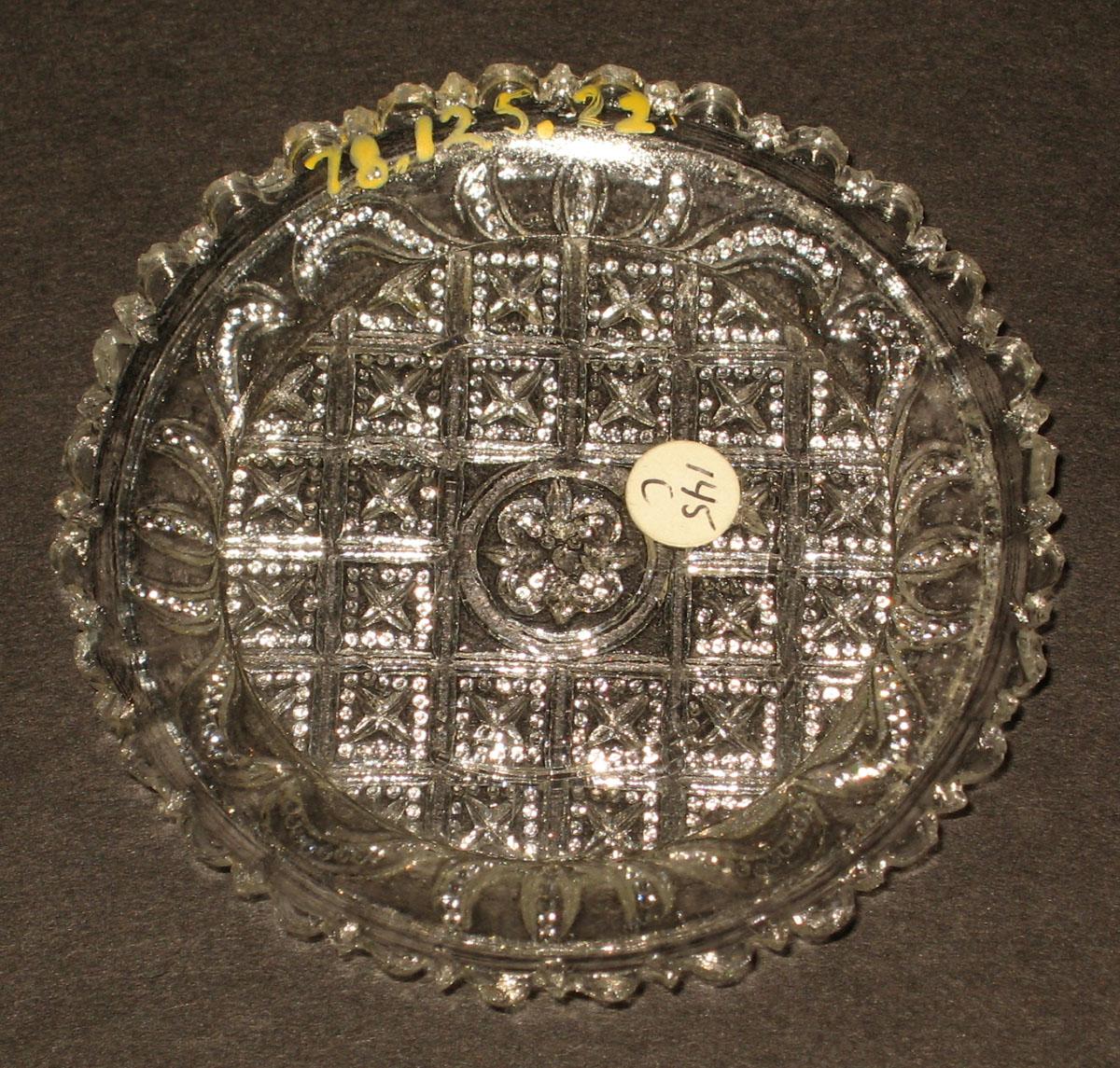 1978.0125.022 Glass cup plate