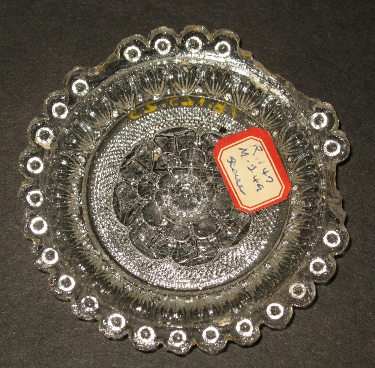 1978.0125.023 Glass cup plate