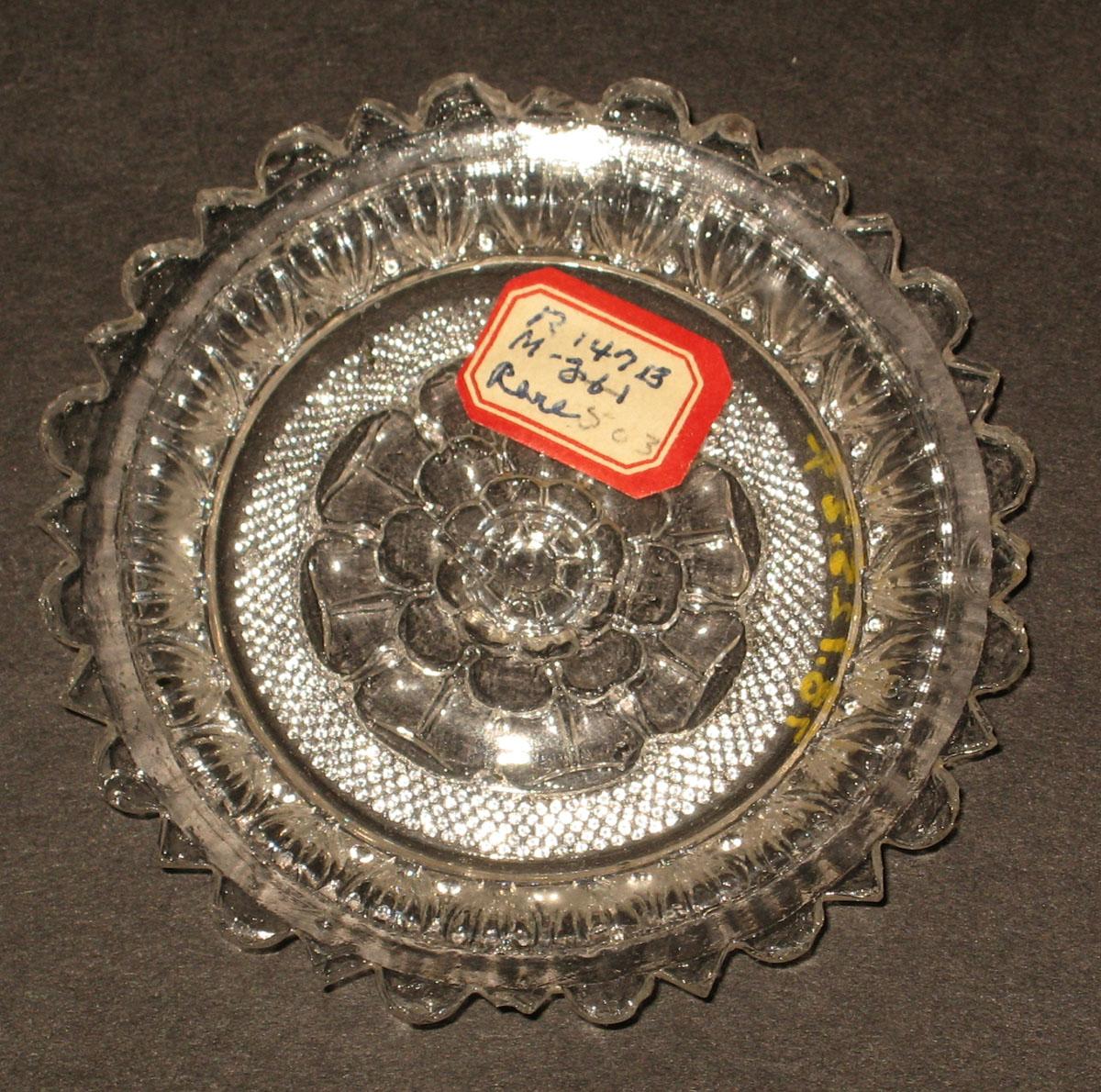 1978.0125.024 Glass cup plate
