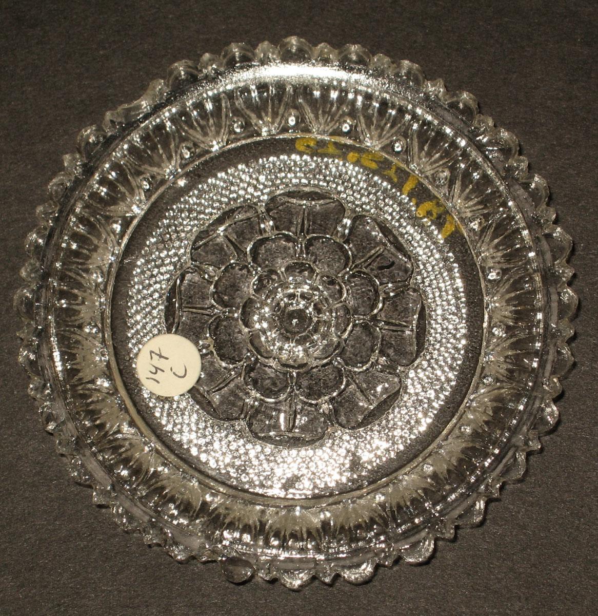 1978.0125.025 Glass cup plate