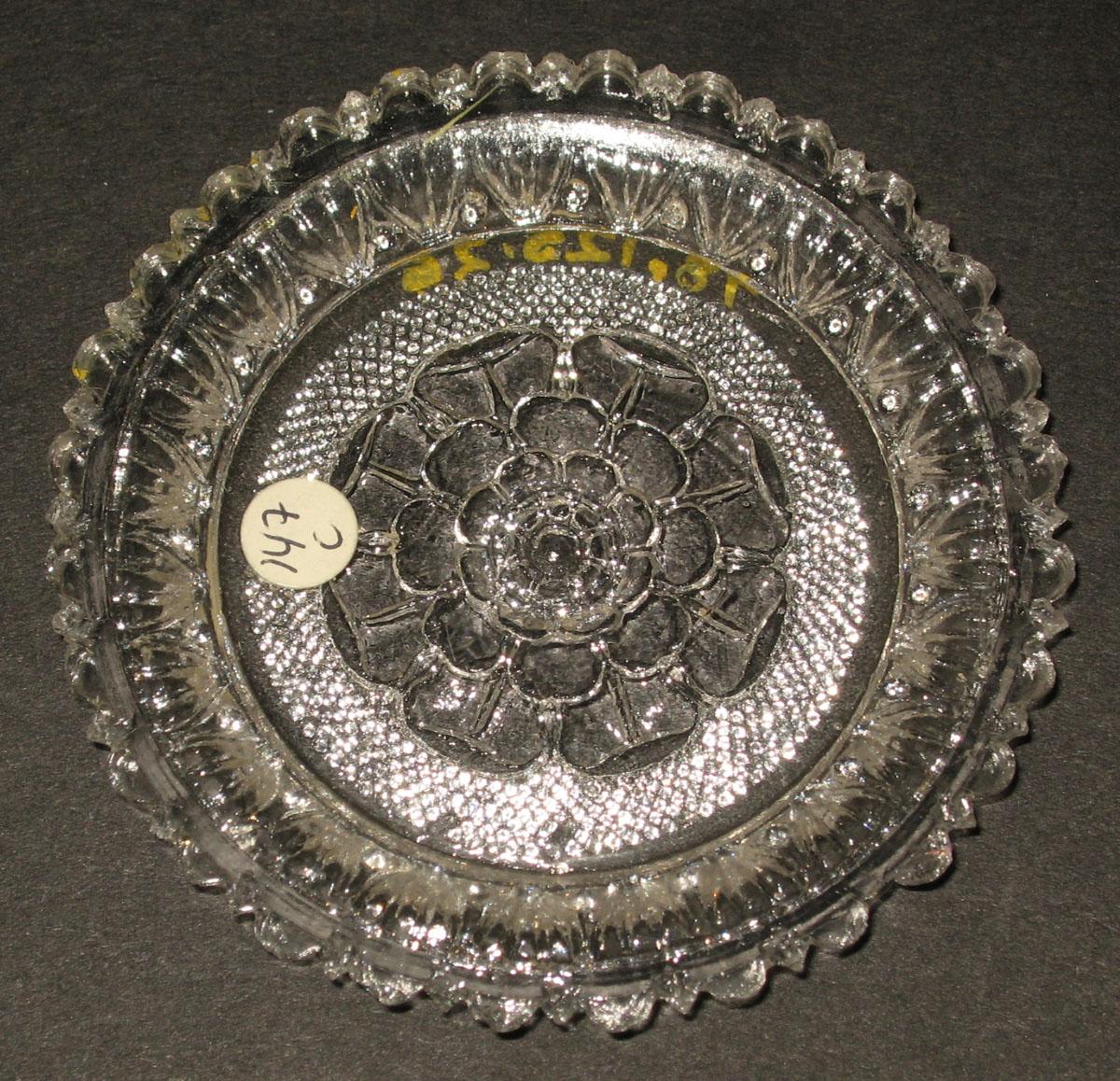 1978.0125.026 Glass cup plate