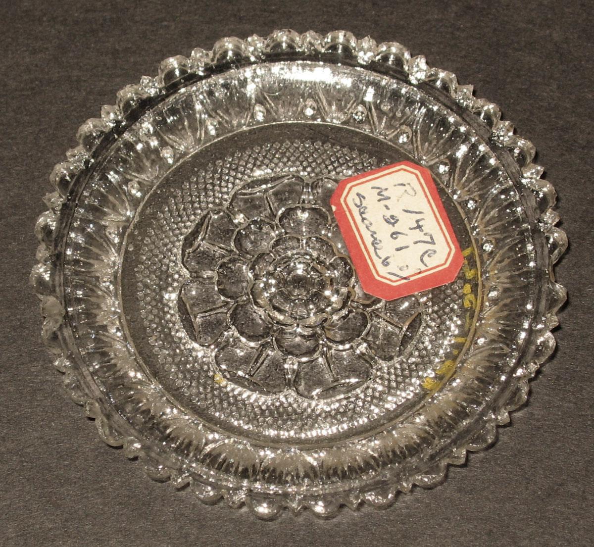 1978.0125.027 Glass cup plate