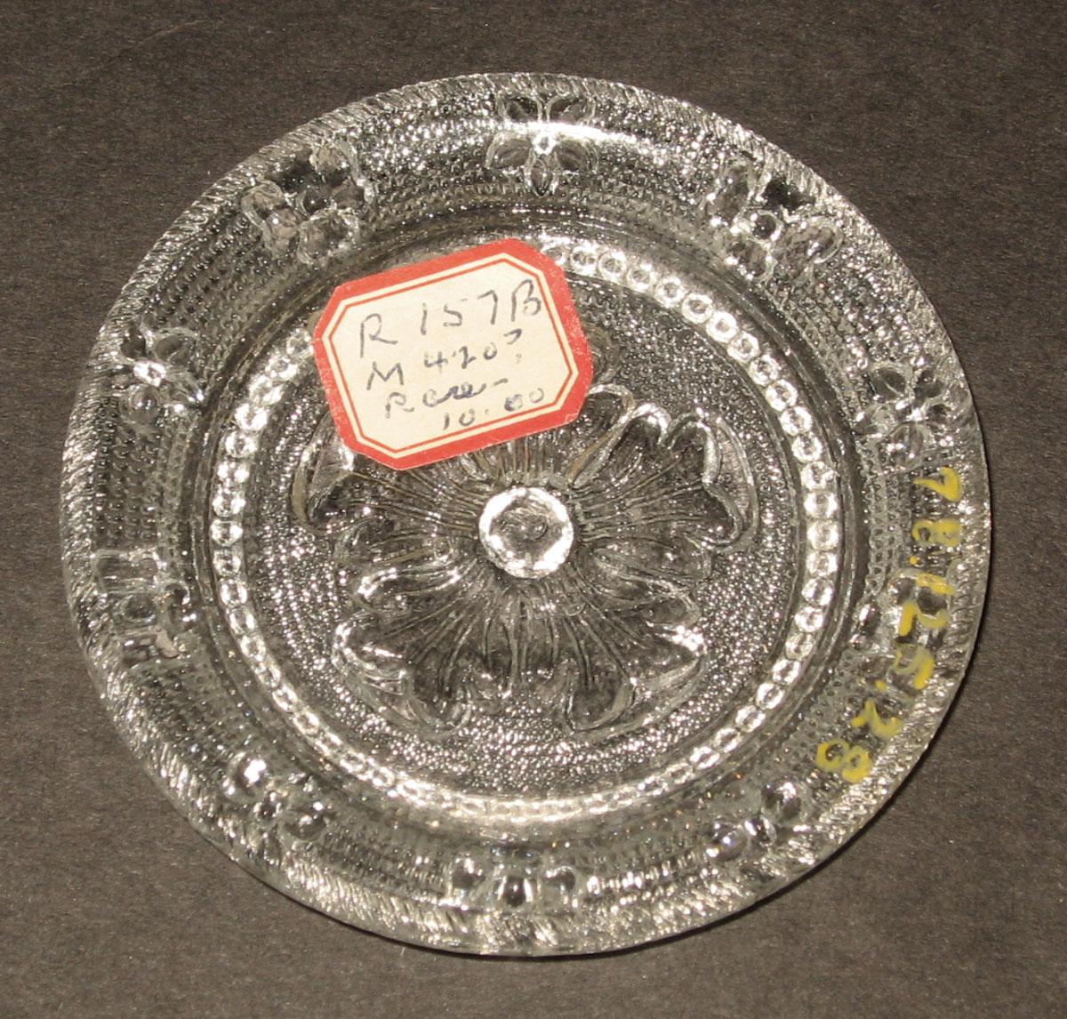 1978.0125.028 Glass cup plate
