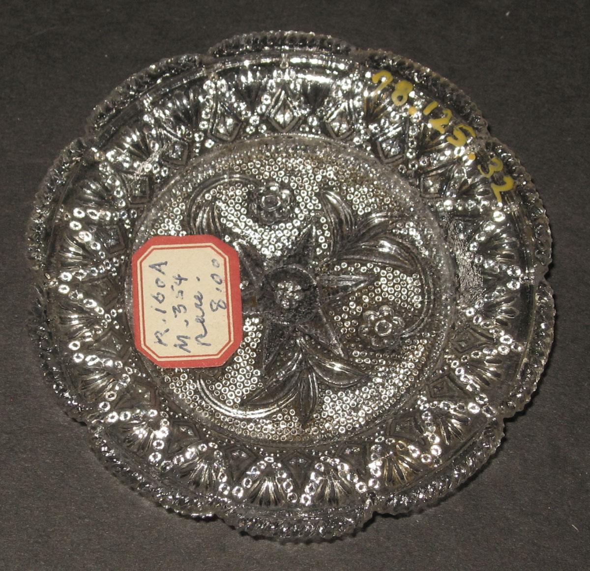1978.0125.032 Glass cup plate