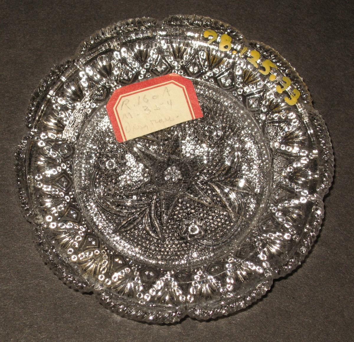 1978.0125.033 Glass cup plates