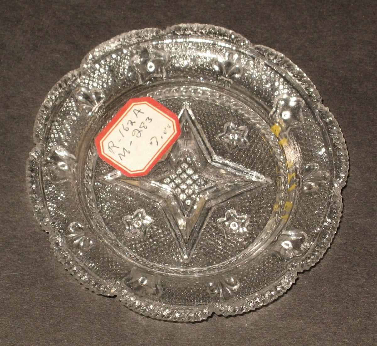 1978.0125.034 Glass cup plate
