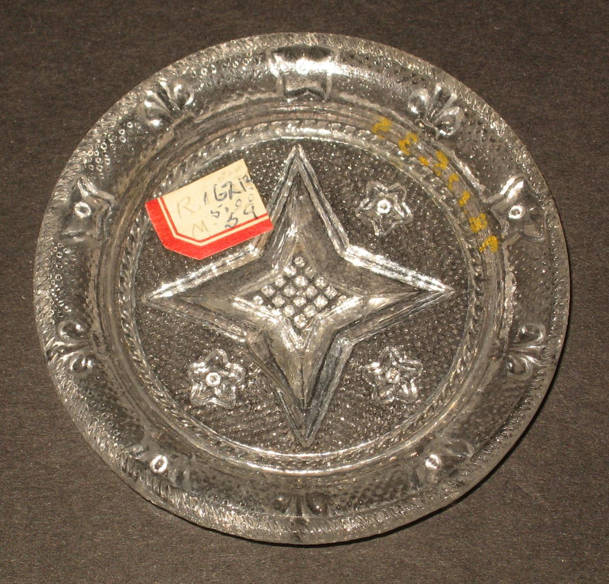 1978.0125.035 Glass cup plate